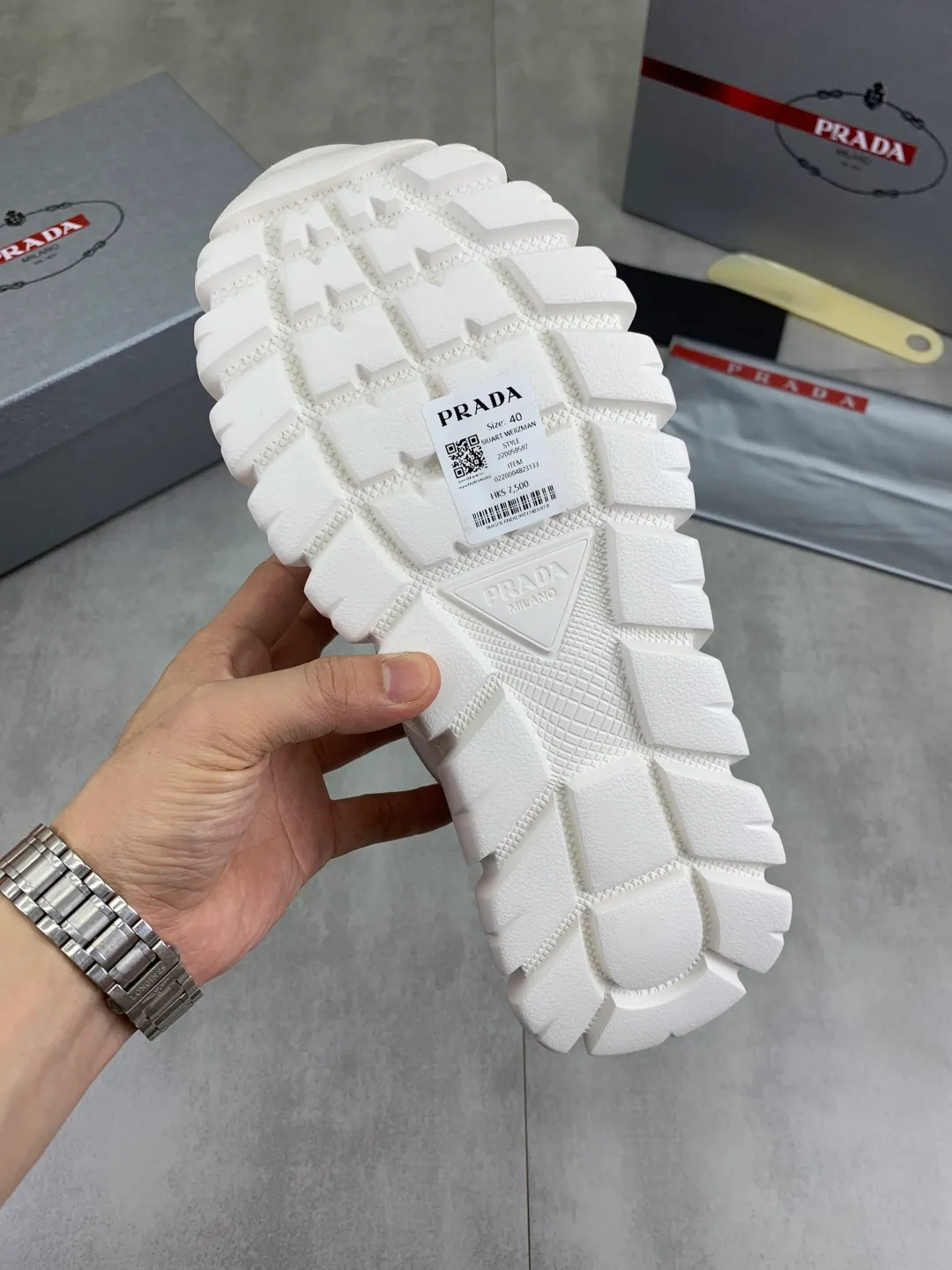 Men's men's shoes 💰P560💰[New style] High version official website popular models are on the market, 🆘 Classic popular models (Prada) are the main popular models, avant-garde and versatile fashion men's shoes private version mold opening, cowhide surface splicing 1:1.. Fashionable and simple, original imported cowhide lining cowhide feet; the atmosphere and personality are more fashionable, eye-catching and pursuing class. It will subvert the old idea and be a must-have for fashion trendsetters with you! Must keep it for yourself! Tall and comfortable, large and low, high-end quality workmanship. Code number: 38-44 (45 46 customized) 4️⃣ colors available.